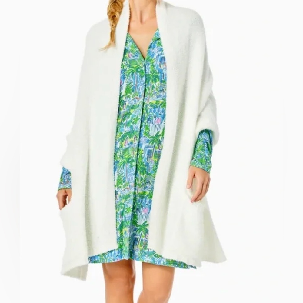Lilly Pulitzer Teddy Wrap Fuzzy Shawl Pockets (aqua)
